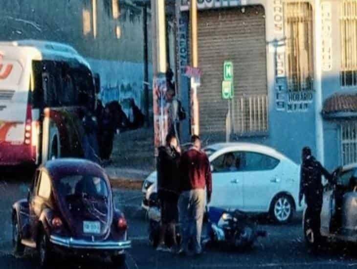 Pareja de motociclistas choca contra un auto en la avenida México de Xalapa