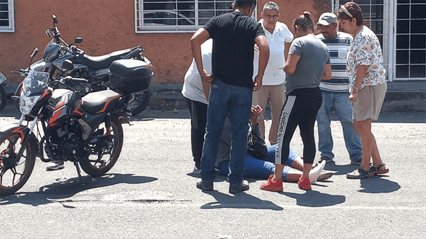 Choque entre taxi y moto deja una mujer lesionada en Cardel
