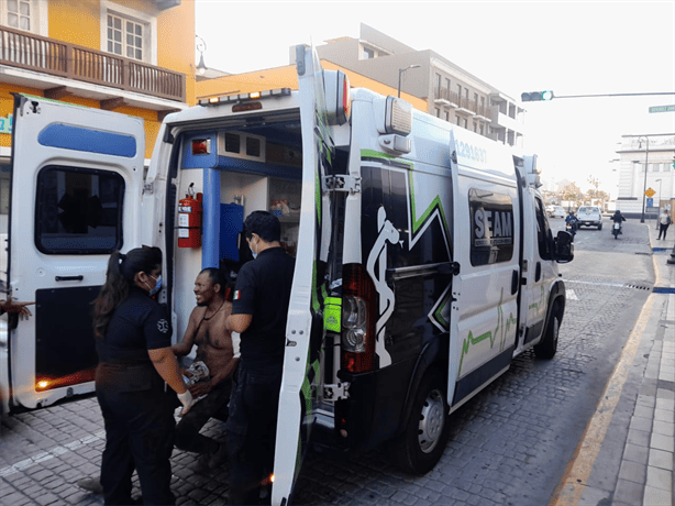 Avistan hombre macheteado deambulando por calles del Centro de Veracruz