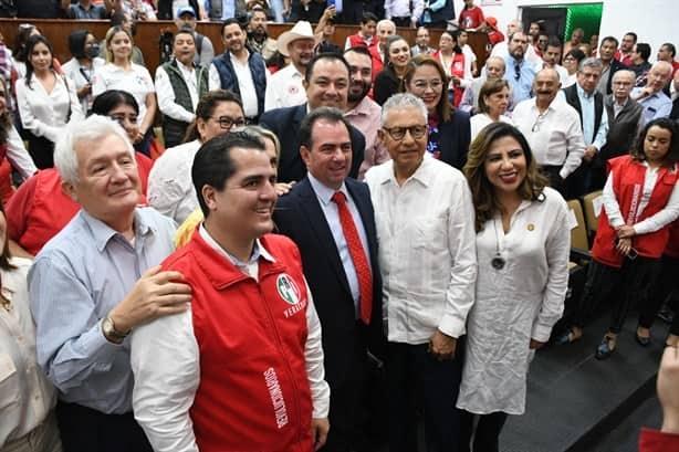 Pepe Yunes recibe constancia del PRI como candidato a gobernador