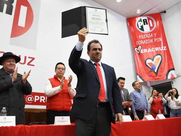 Pepe Yunes recibe constancia del PRI como candidato a gobernador