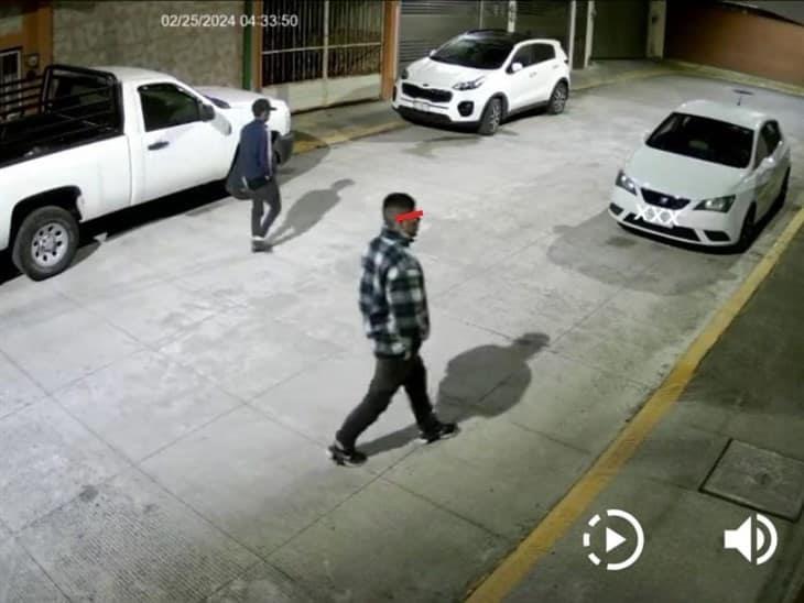 Sujetos roban cámara de vigilancia en la unidad Valle Cristal de Xalapa; piden ayuda para encontrarlos (+Video)