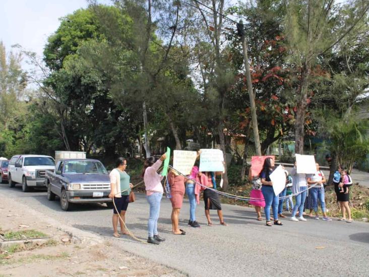 Padres del kínder Zamna toman carretera Misantla-Martínez de la Torre