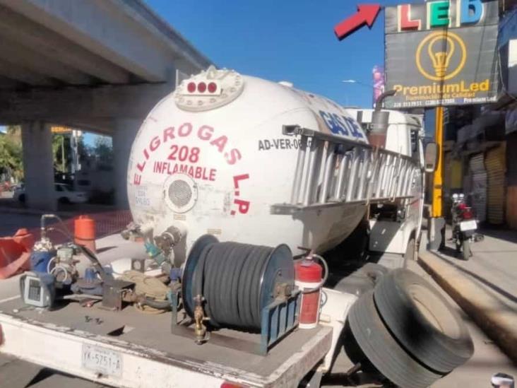 Pipa repartidora de gas pierde llantas y da susto a automovilistas; pasó en Xalapa