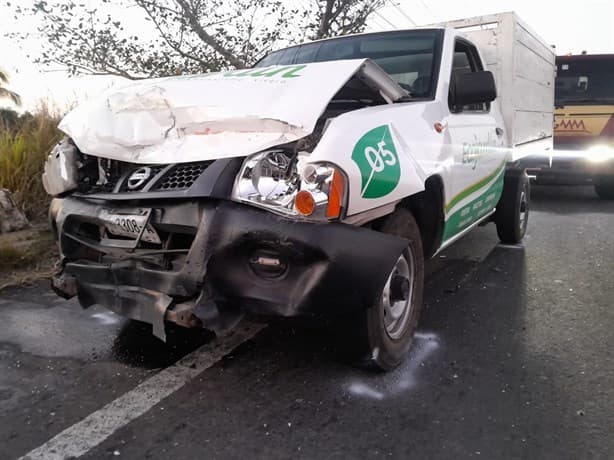Taxista está grave; choca contra camioneta en carretera Boca del Río - Paso del Toro