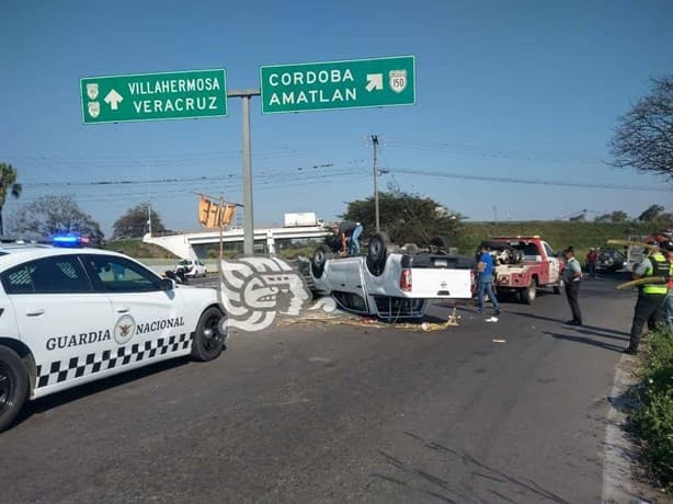 Camioneta sufre volcadura en la autopista Córdoba-Veracruz; hay cuatro lesionados