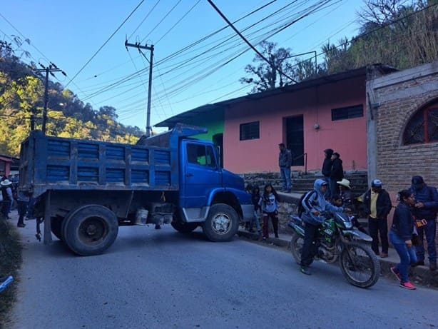 Habitantes bloquean accesos a Zongolica; ¿cuál es el motivo?