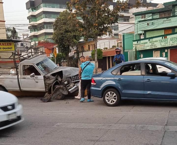 Conductor de camioneta provoca accidente en avenida Ruiz Cortines de Xalapa