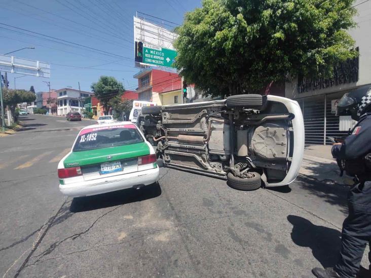 Xalapa: Fuerte choque y volcadura en avenida 20 de Noviembre