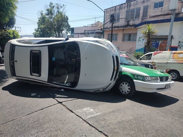 Xalapa: Fuerte choque y volcadura en avenida 20 de Noviembre