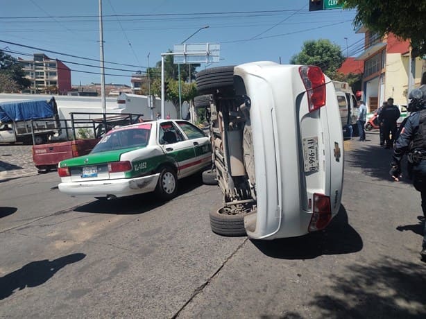 Xalapa: Fuerte choque y volcadura en avenida 20 de Noviembre