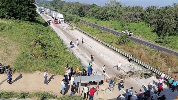 ¡Atento! Esta carretera del sur de Veracruz lleva varias horas bloqueada