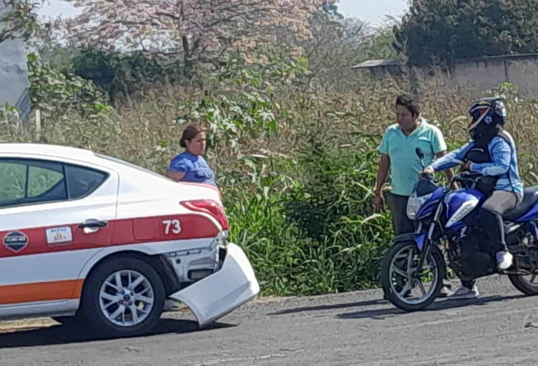 Motocicleta se estrella contra taxi en calles de Cardel