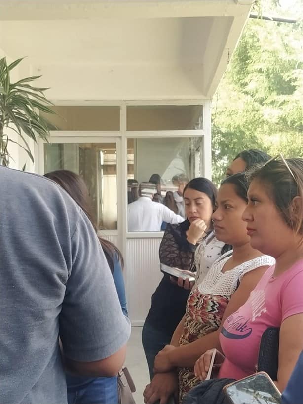 Padres exigen destitución de directora de primaria en Orizaba; acusan a SEV de protegerla