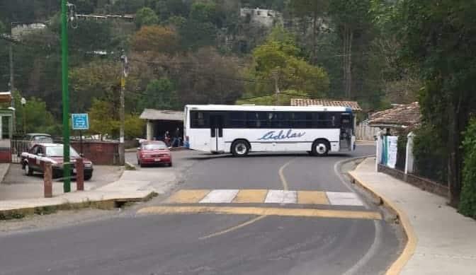 Vuelven a bloquear accesos a Zongolica; exigen caminos