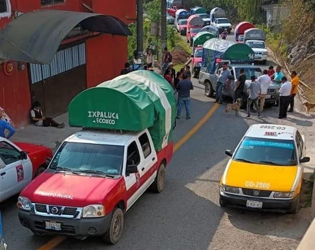 Vuelven a bloquear accesos a Zongolica; exigen caminos