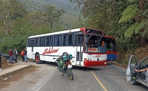 Vuelven a bloquear accesos a Zongolica; exigen caminos