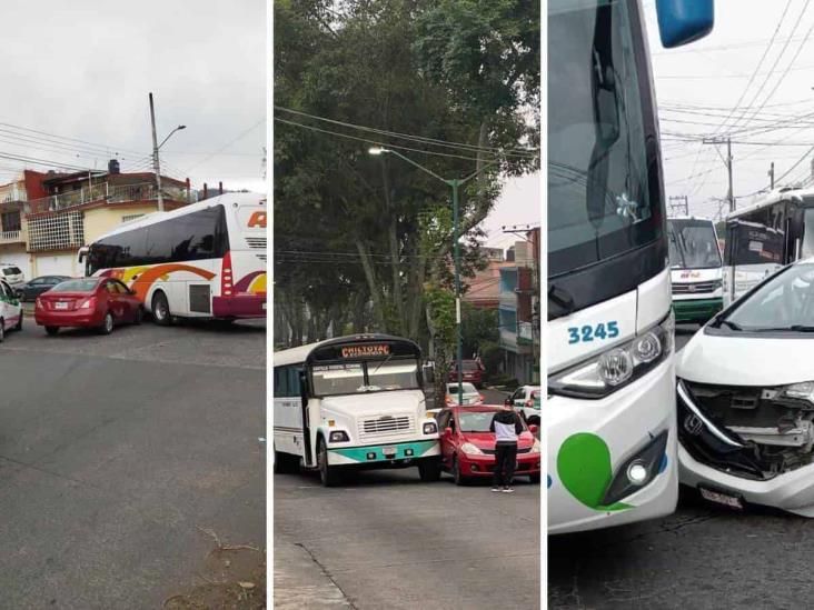 No solo las motos; autobuses también protagonizan accidentes en Xalapa