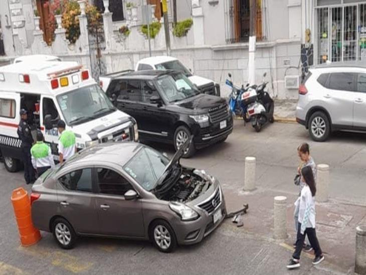 Auto choca contra bolardos en la calle de Hidalgo en Xalapa 