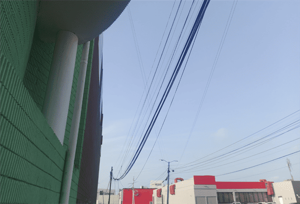 Vecinos del fraccionamiento Virginia denuncian maraña de cables sueltos en la calle