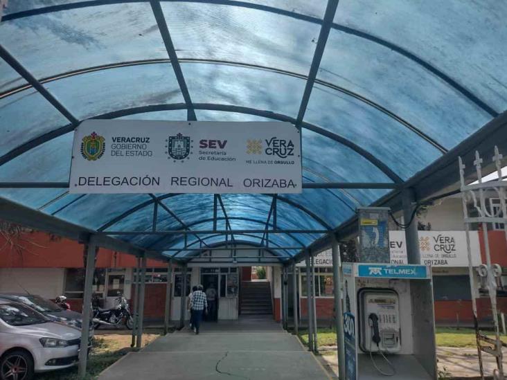 Padres exigen destitución de directora de primaria en Orizaba; acusan a SEV de protegerla