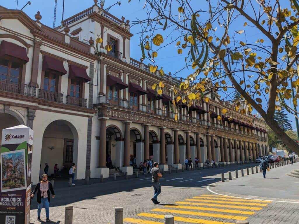 Fiebre de cambios por renuncias y licencias