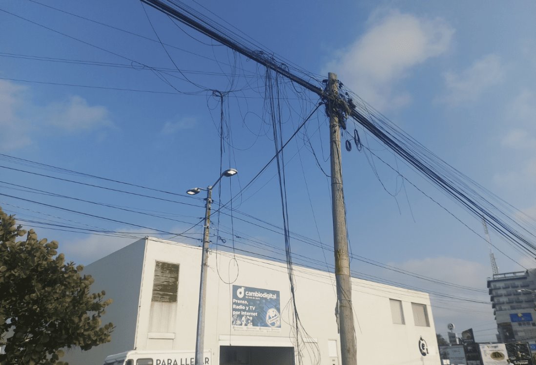 Vecinos del fraccionamiento Virginia denuncian maraña de cables sueltos en la calle