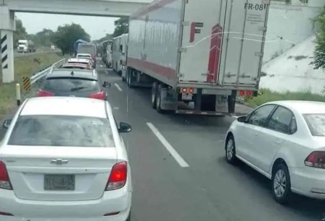 Reportan 7 km de fila en autopista La Tinaja – Isla