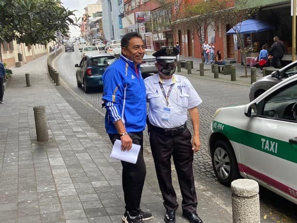 Tras casi 50 años, querido oficial de Tránsito de Xalapa cuelga el uniforme
