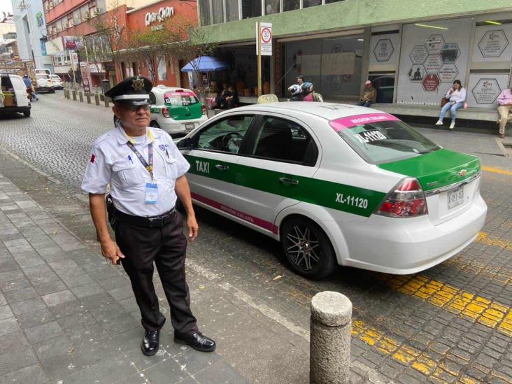 Tras casi 50 años, querido oficial de Tránsito de Xalapa cuelga el uniforme