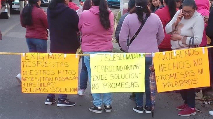 Padres bloquean la carretera Banderilla-Misantla, en la entrada a Naolinco; exigen regreso de directora en telesecundaria