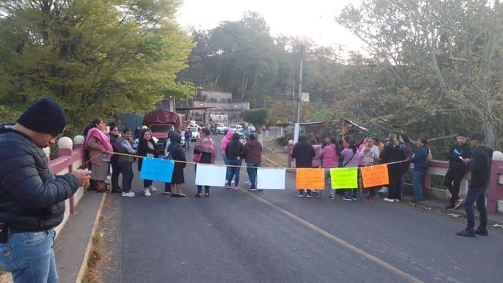 Padres bloquean la carretera Banderilla-Misantla, en la entrada a Naolinco; exigen regreso de directora en telesecundaria