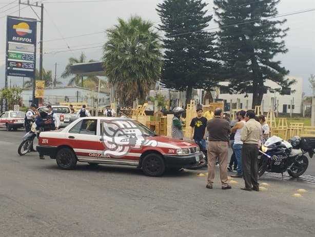 Moto y taxi protagonizan choque en calles de Orizaba; hay una menor lesionada