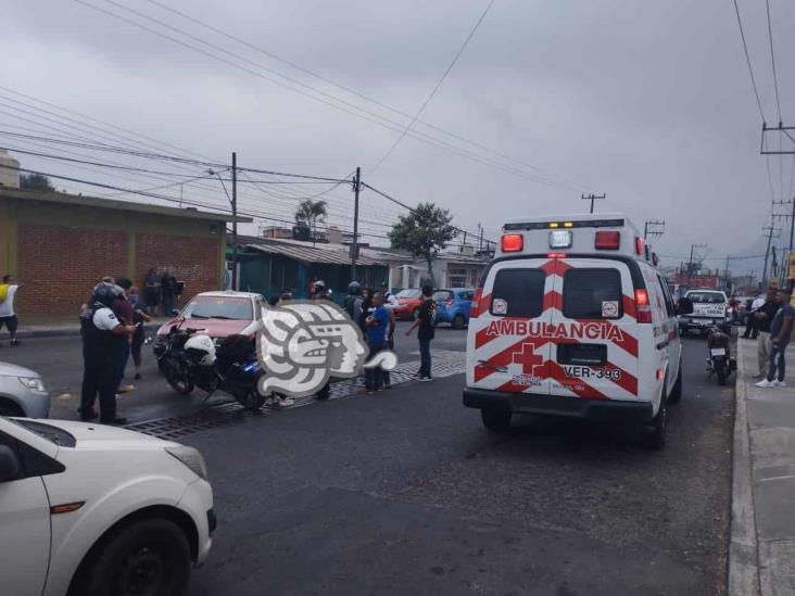 Moto y taxi protagonizan choque en calles de Orizaba; hay una menor lesionada