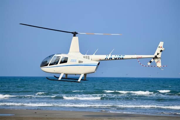 Sorprende la cantante Bellakath; llega en helicóptero a playa de Boca del Río