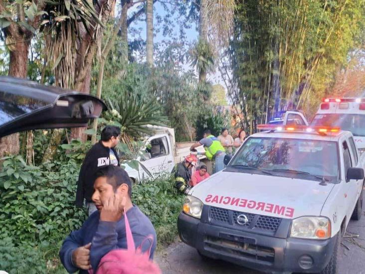 Familia originaria de Puebla se accidenta en Coscomatepec