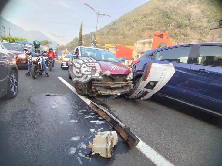 Taxi choca contra camioneta en Orizaba