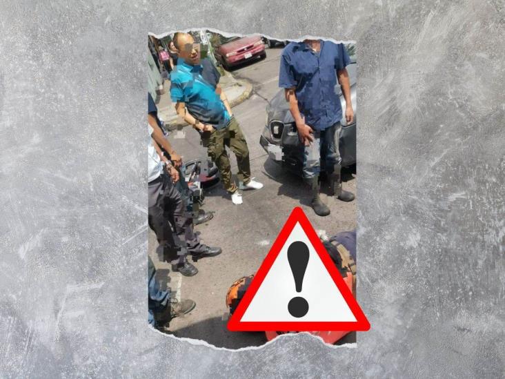 Conductor embiste a motorrepartidor en calles de Xalapa