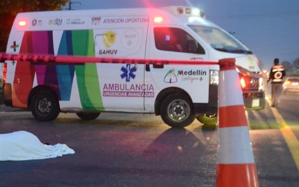 Abuelito es atropellado y pierde la vida en carretera de Medellín de Bravo | VIDEO