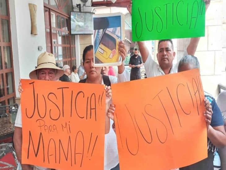 Automóvil atropella a vendedora de dulces en Veracruz y se da a la fuga