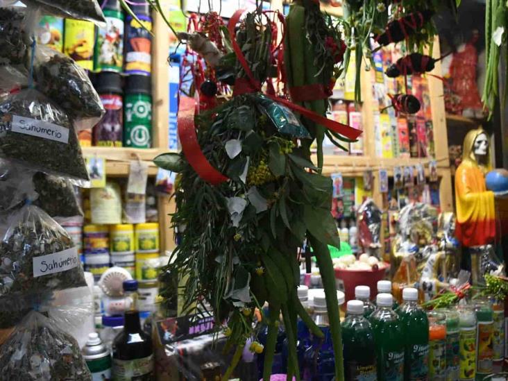 En primer viernes de marzo, xalapeños buscan amuletos y rituales para la buena vibra