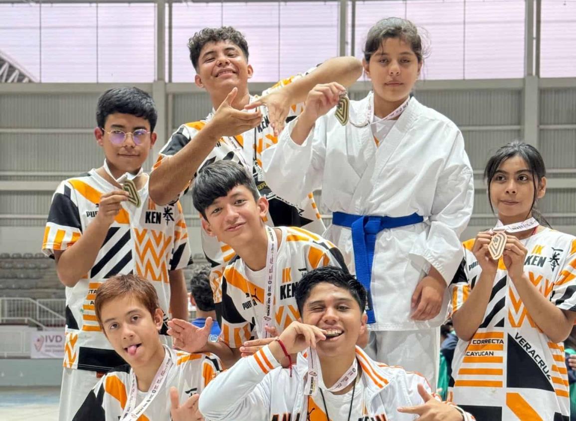 Karatecas acayuqueños al Macroregional de los JNC