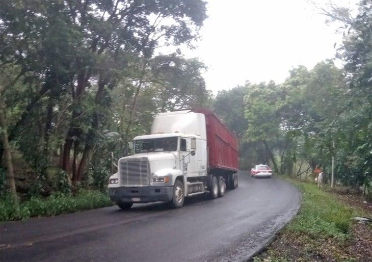 Tractocamión se sobrecalienta y alerta a conductores en la carretera Misantla-Martínez