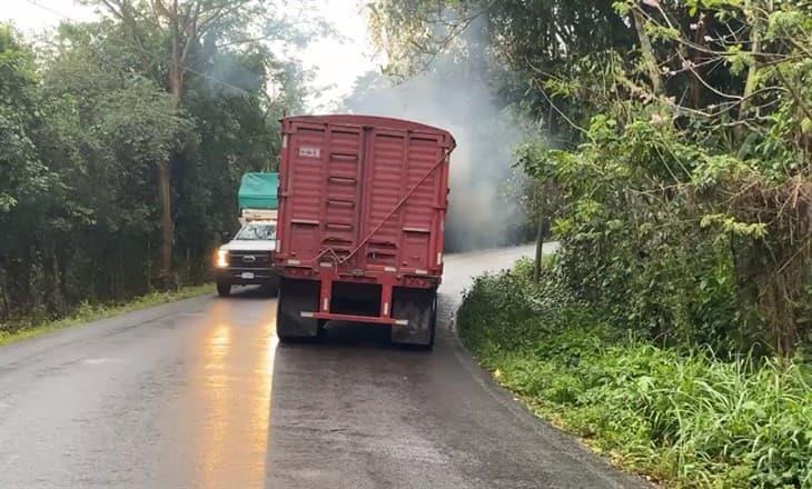 Tractocamión se sobrecalienta y alerta a conductores en la carretera Misantla-Martínez