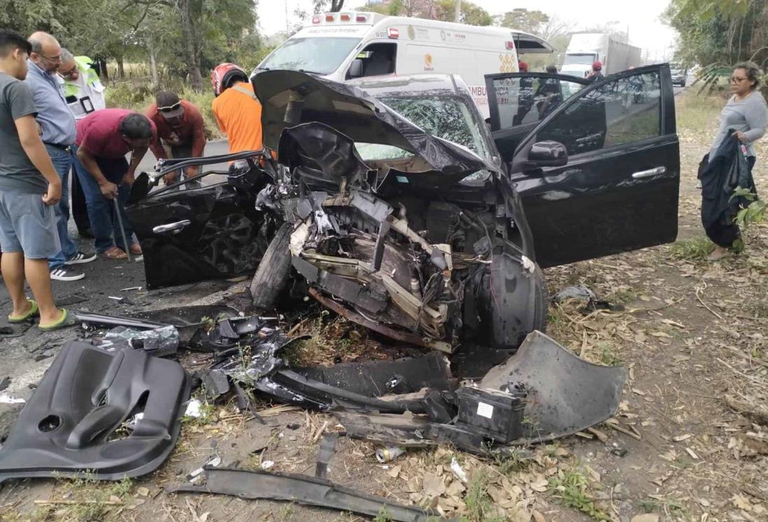 Automóviles chocan de frente en carretera rumbo a Manlio Fabio Altamirano; hay 5 lesionados