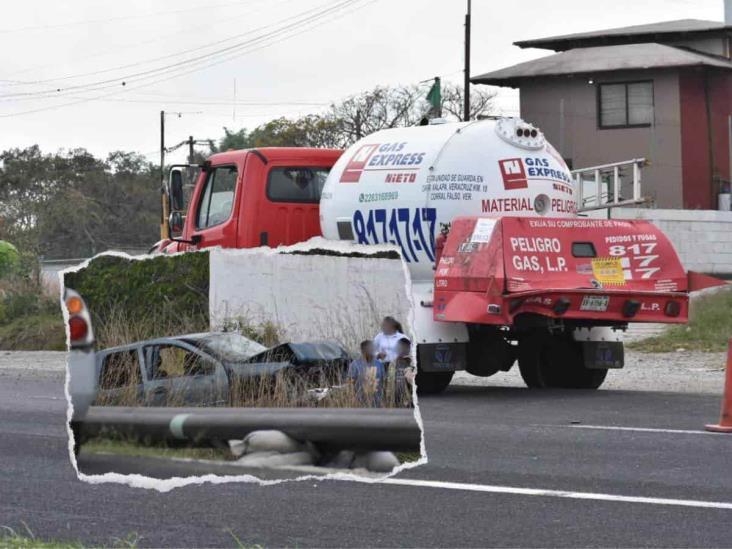 Camioneta choca contra pipa de gas frente a zona militar de Xalapa