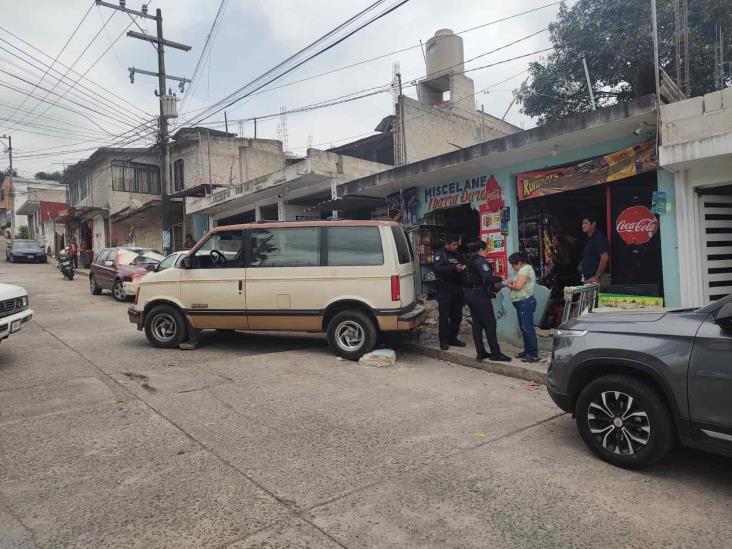 ¡De reversa! Camioneta sin frenos causa caos en Tlalnelhuayocan