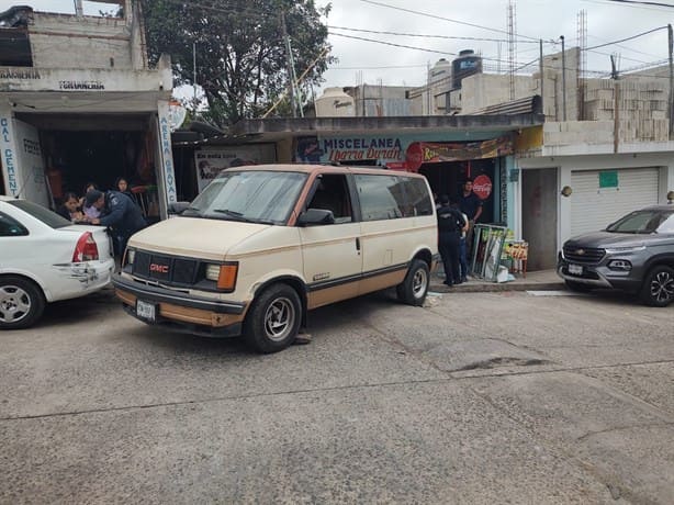 ¡De reversa! Camioneta sin frenos causa caos en Tlalnelhuayocan