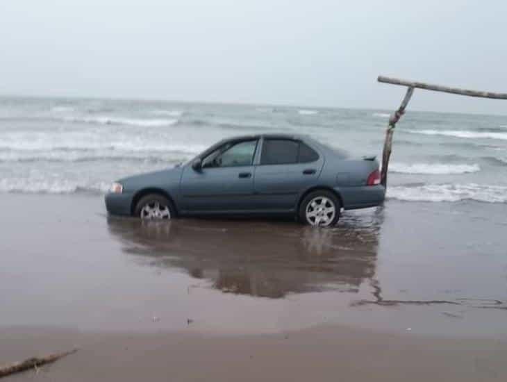 Estacionan su auto en playas de Antón Lizardo, sube la marea y quedan atrapados