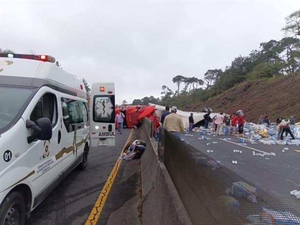 Tráiler cargado de agua embotellada volcó en el libramiento Xalapa- Perote